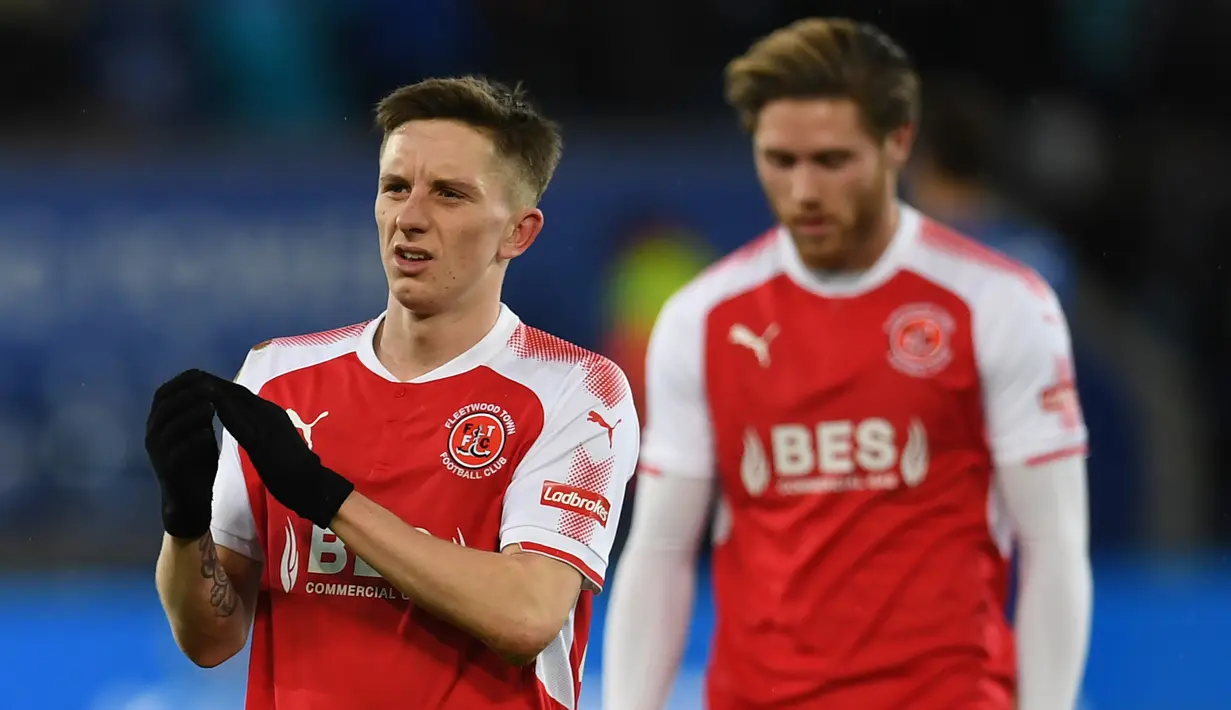 Ekspresi sedih para pemain Fleetwood Town usai kalah dari Leicester City pada babak ketiga Piala FA di King Power Stadium, Leicester, (16/1/2018). Leicester City menang 2-0. (AFP/Paul Ellis)
