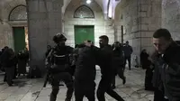 Polisi Israel menahan seorang jamaah Palestina di kompleks Masjid Al-Aqsa di Kota Tua Yerusalem selama bulan suci Ramadhan, Rabu, 5 April 2023. (AP Photo/Mahmoud Illean)