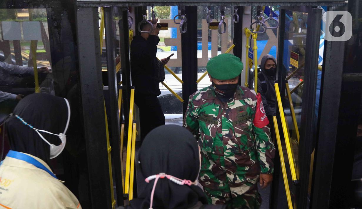 Personil TNI saat turun dari bus TransJakarta di Halte TransJakarta Tosari, Jakarta, Rabu (1/3/2023). PT TransJakarta menempatkan petugas TNI menyusul maraknya kasus pelecehan seksual yang dilakukan penumpang laki-laki kepada penumpang perempuan di dalam bus. (Liputan6.com/Herman Zakharia)