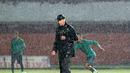 Hujan deras iringi latihan Alfred Riedl dan timnas Indonesia di Stadion Maguwoharjo, Sleman, Sabtu (08/10/2016). (Bola.com/Nicklas Hanoatubun)