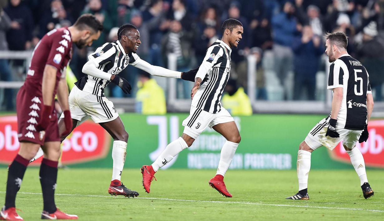 Pemain Juventus, Douglas Costa (tengah) merayakan gol bersama rekan-rekannya saat melawan Torino pada laga perempatfinal Coppa Italia di Allianz Stadium, Turin, Italia, (3/1/2018). Juventus menang 2-0. (Alessandro Di Marco/ANSA via AP)