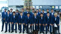 Timnas Thailand U-22 dalam seragam kontingen berpose jelang keberangkatan ke SEA Games 2019 di Filipina. (Bola.com/Dok. FAT)