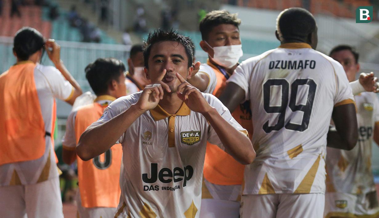 Pemain Martapura Dewa United, Gufroni Al Maruf melakukan selebrasi usai mencetak gol ke gawang PSIM Yogyakarta dalam laga perebutan tempat ketiga Liga 2 2021 di Stadion Pakansari, Bogor, Kamis (30/12/2021). (Bola.com/Bagaskara Lazuardi)
