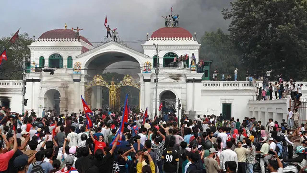 Demo Rusuh Nepal: Istri Mantan PM Jhalanath Khanal Tewas Setelah Rumah Dibakar Massa