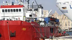 Kapal Sea Eye 4 dengan lebih dari 800 orang yang diselamatkan tiba di Trapani, Sisilia, Italia, Minggu (7/11/2021). Kapal kemanusiaan Jerman dengan lebih dari 800 migran yang diselamatkan, termasuk 15 anak kecil, sampai ke pelabuhan Sisilia pada Minggu (7/11). (Alberto Lo Bianco/LaPresse via AP)