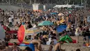 Orang-Orang menikmati cuaca panas di pantai di Barcelona, Spanyol, Kamis (12/8/2021). Bagian timur laut Spanyol, di wilayah Catalonia, diperkirakan mencapai 42 derajat Celcius pada hari Kamis. (AP Photo/Joan Mateu Parra)