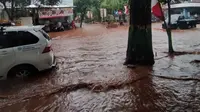 Sejumlah ruas jalan protokol di Tuban banjir. (Adirin/Liputan6.com)