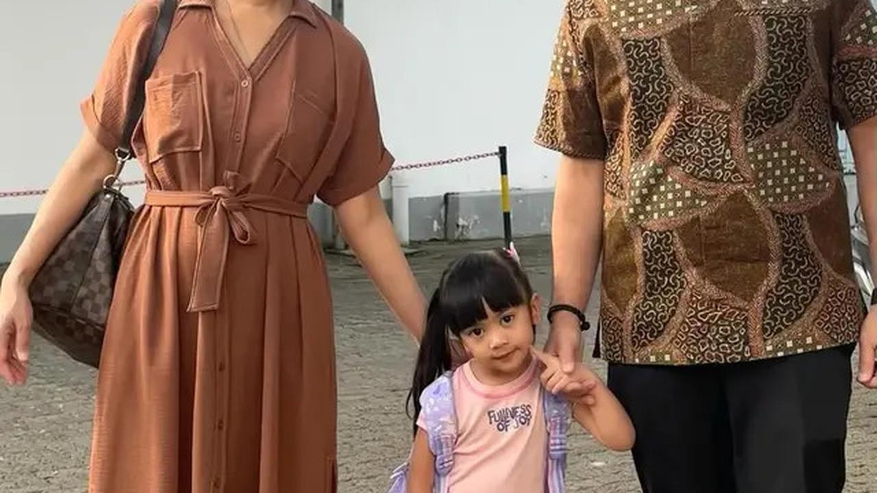 7 Potret Artis Antar Anak di Hari Pertama Sekolah, Bangga Penuh Keceriaan