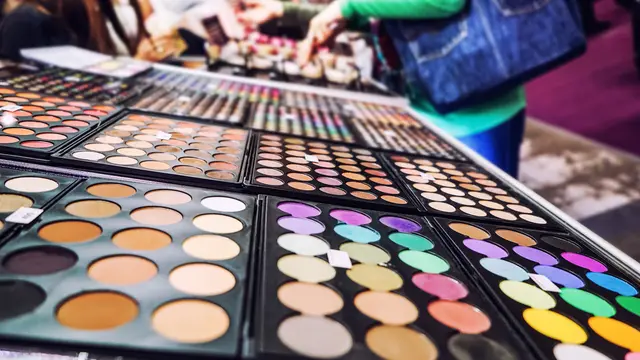 Hati-hati Mencoba Sampel Produk Kosmetik di Toko (Africa Studio/Shutterstock)