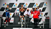Presiden Jokowi memberikan piala kepada pemenang MotoGP Indonesia 2022 yaitu Miguel Oliveira, kemudian Fabio Quartararo menempati urutan kedua dan Johann Zarco yang menempati urutan ketiga, Minggu 20 Maret 2022. (Foto: Laily Rachev - Biro Pers Sekretariat Presiden)