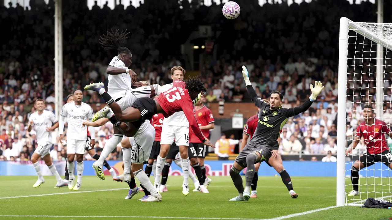 Calvin Bassey dari Fulham melepaskan tembakan ke gawang dalam laga English Premier League antara Fulham dan Manchester United