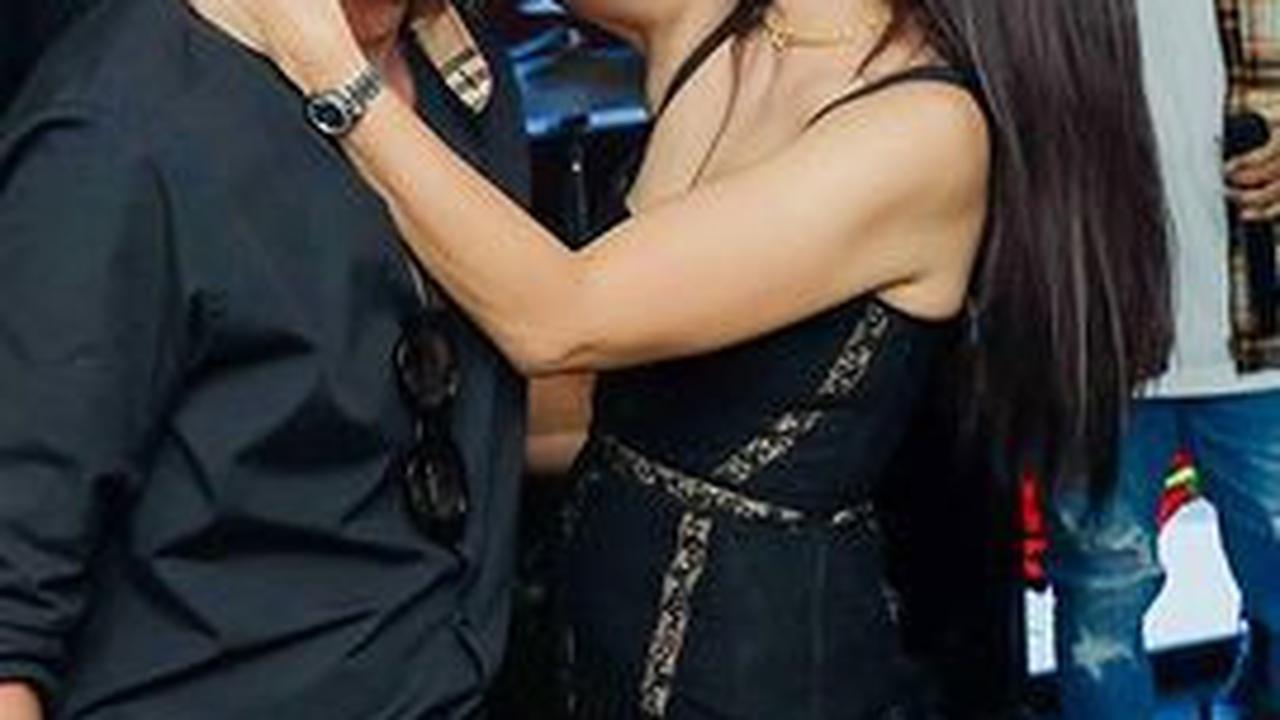 Ussy Sulistiawaty tampil dalam balutan busana dress hitam. Tak hanya cantik, Ussy tampak awet muda.