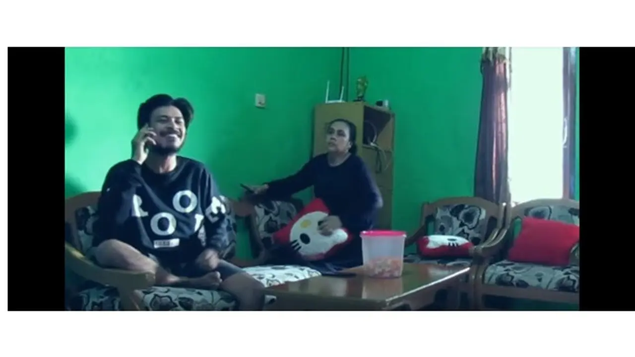Prank Nelfon Pacar Alay di Depan Emak Ini Kocak Banget