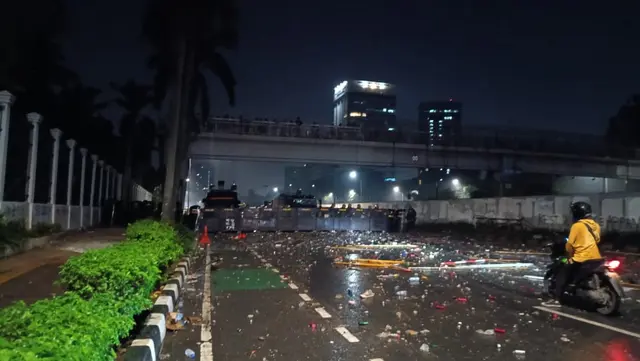 Ricuh Depan DPR, Polisi Halau Massa Pakai Gas Air Mata dan Sejumlah Orang Ditangkap