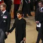 Pangeran Harry dan Meghan Markle menghadiri prosesi persemayaman mendiang Ratu Elizabeth II di Westminster Hall, London, 14 September 2022. (Phil Noble/Pool Photo via AP)