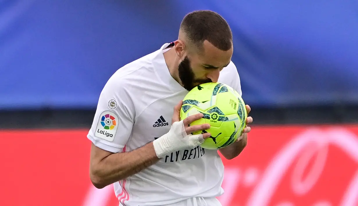 Karim Benzema. Striker Real Madrid berusia 33 tahun ini dalam 3 musim terakhir LaLiga selalu mencetak di atas 20 gol. Musim lalu ia menjadi runner-up bersama Gerard Moreno (Villarreal) dengan torehan 23 gol. (Foto: AFP/Javier Soriano)