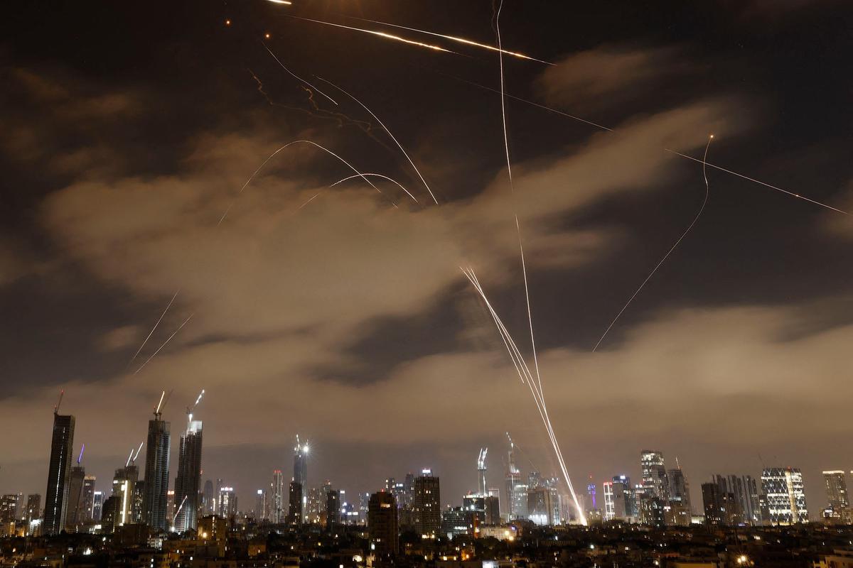 FOTO: Ketakutan Warga Israel Berlindung Saat Gelombang Serangan Udara Iran
