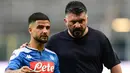 Pelatih Napoli, Gennaro Gattuso, berbicara dengan Lorenzo Insigne saat menghadapi Atalanta pada laga lanjutan Serie A pekan ke-29 di Gewiss Stadium, Jumat (3/7/2020) dini hari WIB. Atalanta menang 2-0 atas Napoli. (AFP/Miguel Medina)