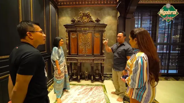 Jenderal Andika Perkasa menunjukkan ukiran Jepara kepada Anang Hermansyah dan Ashanty.