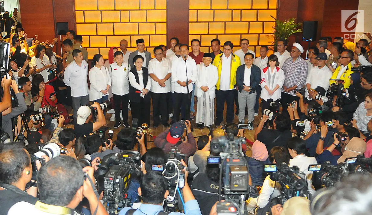 Capres-cawapres 01 Joko Widodo dan Ma'ruf Amin bersama ketum partai politik pendukung memberikan keterangan kepada wartawan usai menyaksikan perhitungan suara versi hitung cepat di Jakarta, Rabu (17/4). (Liputan6.com/Angga Yuniar)