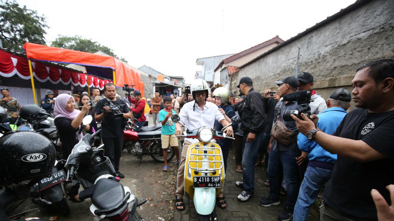Bikin Salfok, Potret Raffi Ahmad dan Nagita Slavina Naik Motor saat Nyoblos ke TPS dengan Outfit Sederhana