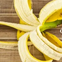 Kulit pisang yang bisa bantu hilangkan jerawat. (purewow.com)
