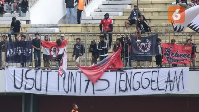 Dihadiri Penonton Lagi, Spanduk Usut Tunts Kanjuruhan Mengiringi Laga Persis Solo Kontra Arema