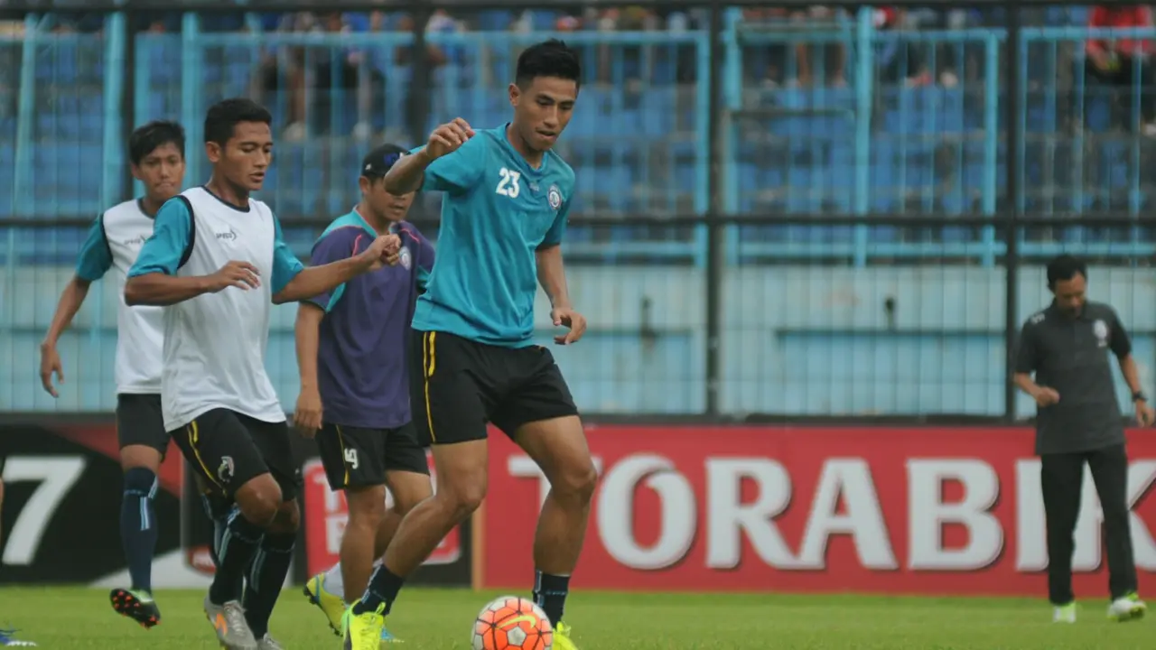 Nasir dan Hanif Sjahbandi, dua pemain Arema FC yang dipanggil mengikuti seleksi Timnas Indonesia U-22 SEA Games 2017. (Bola.com/Iwan Setiawan) 