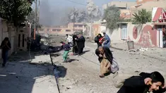 Sejumlah warga panik berlarian menyusul serangan udara yang dilakukan militan ISIS di kota Tahrir, Irak, 17 November 2016. (REUTERS/Goran Tomasevic)