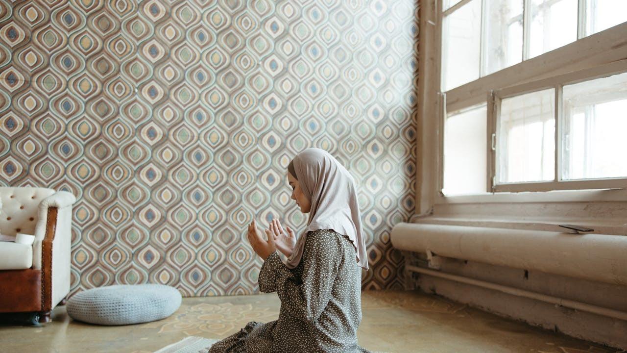 Wanita muslim berdoa setelah sholat (Pexels)