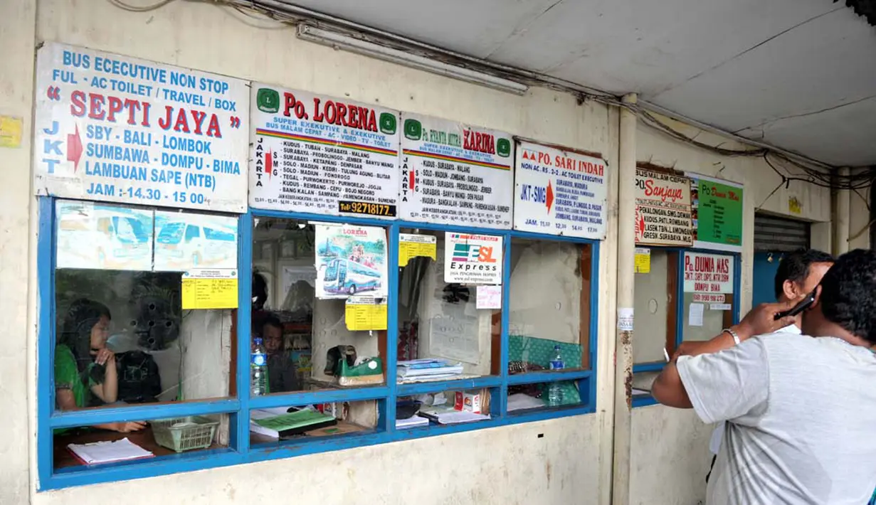 Beberapa loket penjualan tiket yang melayani berbagai tujuan antar kota dan provinsi di Terminal Pulogadung tampak sepi, Rabu (23/7/14). (Liputan6.com/Panji Diksana)