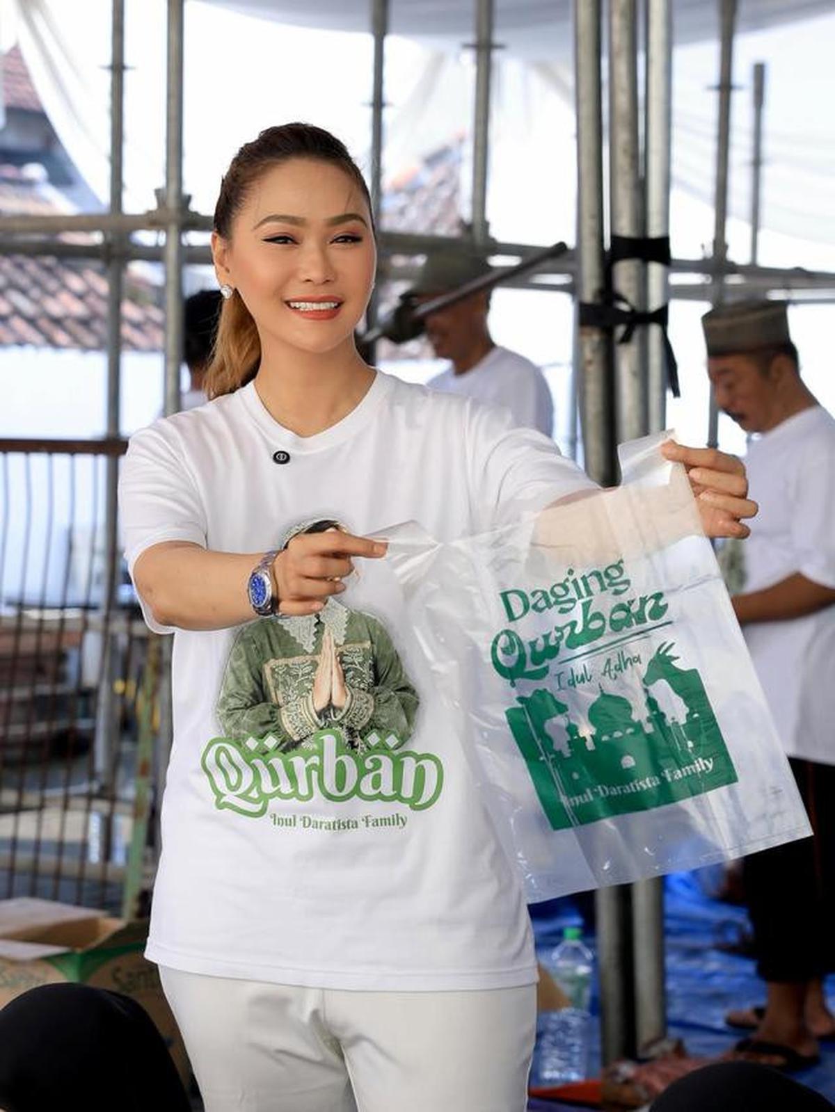 6 Potret Inul Daratista Sembelih Hewan Kurban Idul Adha, Insyaallah Tahun Depan Banyak Rezeki