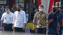Presiden Joko Widodo atau Jokowi (tengah) didampingi Menteri Kesehatan Budi Gunadi Sadikin (kanan) dan Gubernur DKI Jakarta Anies Baswedan (kiri) meninjau vaksinasi COVID-19 massal pelaku transportasi di Terminal Kampung Rambutan, Jakarta, Kamis (10/6/2021). (Liputan6.com/Herman Zakharia)