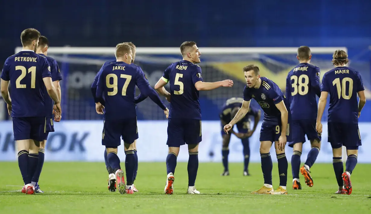 Pemain Dinamo Zagreb Mislav Orsic (ketiga kanan) melakukan selebrasi usai mencetak gol ke gawang Tottenham Hotspur pada pertandingan leg kedua babak 16 besar Liga Europa di Stadion Maksimir, Zagreb, Kroasia (18/3/2021). Tottenham kalah 0-3, sehingga agregat 2-3. (AP Photo/Darko Bandic)