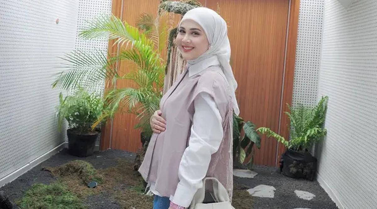 Potret Kesha Ratuliu Pamer Baby Bump di Kehamilan Ketiga, Pesona Makin Terpancar