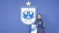 Gelandang baru PSIS Semarang, Nerius Alom usai menandatangani kontrak di musim 2021-2022. (Dok PSIS)