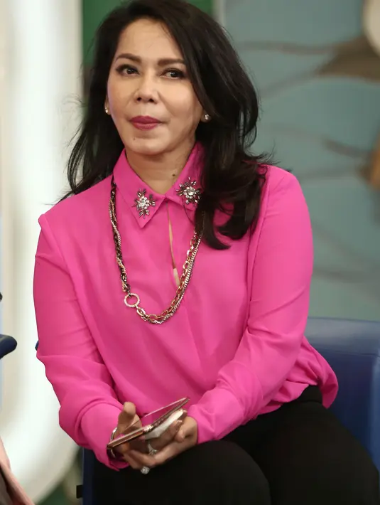 Pemilik nama Kuspuji Istiningdyah atau akrab disapa Iis Sugianto itu mengaku dengan adanya acara yang membawakan lagu-lagu lawas tersebut, kini para penggemarnya makin bertambah dan lintas generasi. (Galih W. Satria/Bintang.com)