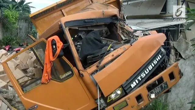 VIDEO: Truk Bermuatan Gelas Melindas Puluhan Motor