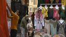 Seorang pemilik toko merapikan barang dagangannya di Deira Souk di kota Emirat Dubai (30/9/2020). (AFP/Karim Sahib)