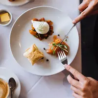 Ilustrasi seorang perempuan mengonsumsi makanan sehat. (Sumber foto: Pexels.com)