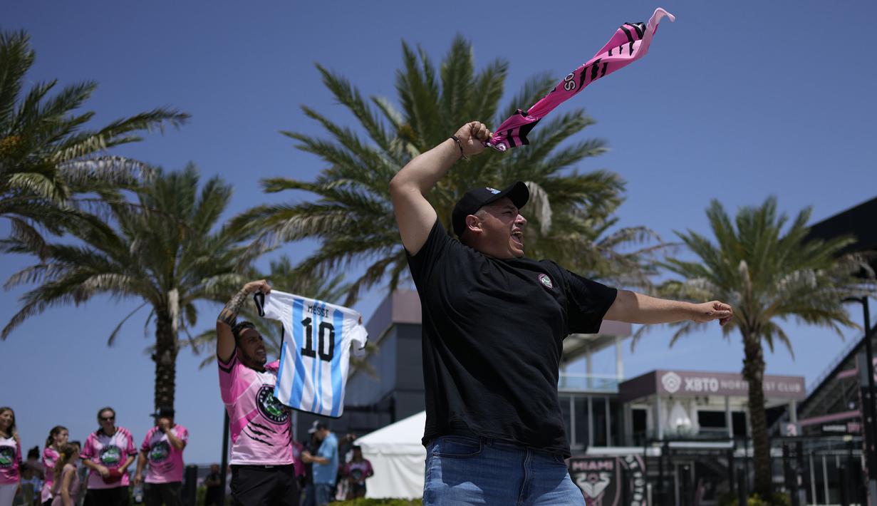 Sejumlah fans Inter Miami melakukan perayaan saat menunggu kedatangan Lionel Messi di DRV PNK Stadium, Fort Lauderdale, Florida, 11 Juli 2023 waktu setempat. Messi mendarat di Florida pada hari Selasa (11/07/2023) waktu setempat. Hal tersebut diketahui dari tayangan televisi ESPN. Inter Miami rencananya akan mengadakan acara presentasi bertajuk 'The Unveil' pada 16 Juli di stadion kandangnya. (AP Photo/Rebecca Blackwell)