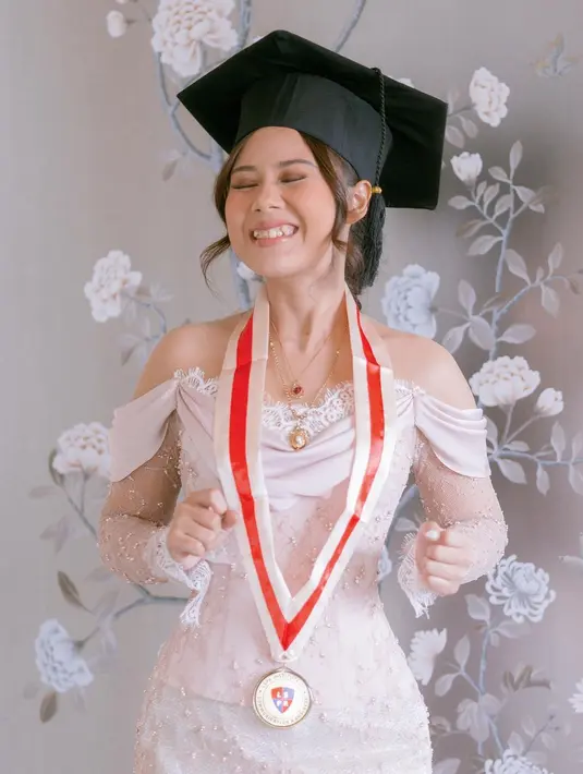 Payet yang simple dengan sentuhan detail white lace memperkuat kesan vintage. [instagram/cakecaine