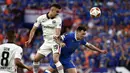 Memasuki penghujung laga, kedua kubu saling melancarkan serangan untuk mencari gol tambahan. Namun, hingga wasit meniup peluit panjang tanda akhir pertandingan, skor 1-1 tak berubah. (AP/Pablo Garcia)