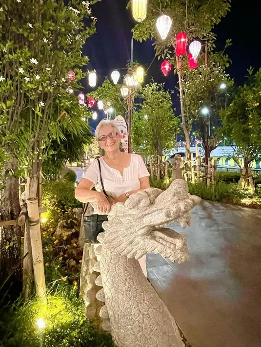 Penampilan ibu Ari dan Ira Wibowo mencuri perhatian. Meski usianya kini 76 tahun atau mendekati kepala delapan, tapi masih terlihat cantik dan sehat. "Mama cantiiiik banget di usianya sekarang..kalau mau tahu wajah mama kala muda..ya lihat wajah tante Ira saja..," tulis ratna.setyaningsih.56.[Instagram/irawbw]