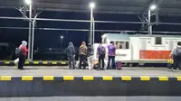 Para penumpang menanti kedatangan kereta di peron stasiun pada malam hari. PT KAI terus mengimbau masyarakat untuk menjaga keselamatan dan tidak melakukan aktivitas berbahaya di sekitar jalur kereta.