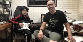 Anak-anak selebriti juga tak luput menarik perhatian netizen. Salah satu anak selebriti yang jarang tersorot adalah anak Rossa dan Yoyo Padi. Rizky Langit Ramadhan anak semata Rossa dan Yoyo sudah remaja dan berpostur tinggi. [Instagram/yoyoprasetyo29]