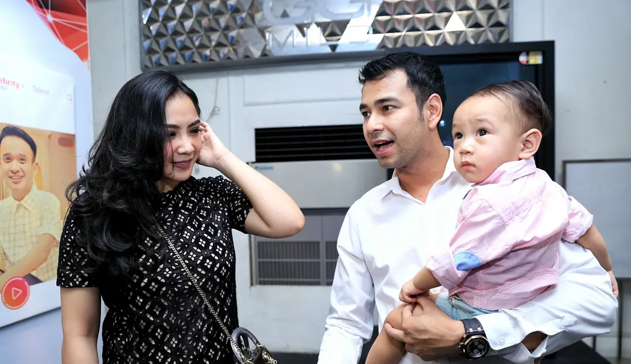 Raffi Ahmad sering kali dikait-kaitkan dengan penyanyi dangdut Ayu Ting Ting. Meski sering kali dibantah oleh yang bersangkutan. Kabar itu sering kali muncul. (Adrian Putra/Bintang.com)