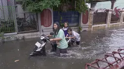 Imbasnya, sistem drainase tidak mampu menampung debit air sehingga meluap ke badan jalan. (merdeka.com/Arie Basuki)