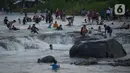 <p>Wisatawan  berenang di aliran sungai Cipamingkis  Kecamatan Sukamakmur, kabupaten Bogor, Jawa Barat, Kamis (5/5/2022). Warga memanfaatkan aliran sungai tersebut sebagai sarana hiburan Hari Raya Idul Fitri 1443 Hijriah. (merdeka.com/Imam Buhori)</p>