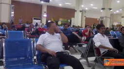 Penumpang Lion Air jt 0396 jurusan Jakarta-Medan-Banda Aceh mengalami keterlambatan akibat salah seorang pramugarinya sakit. 